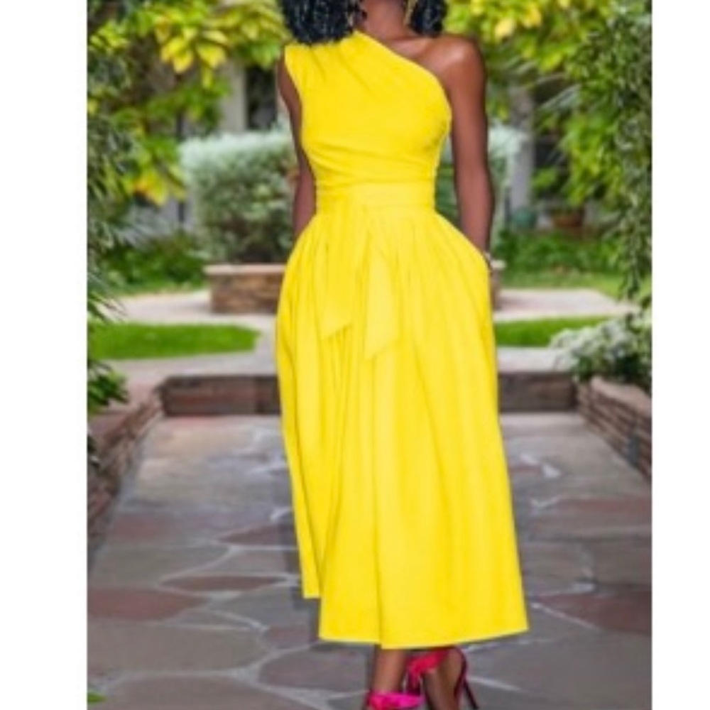 Yellow dress with pocket details and belt